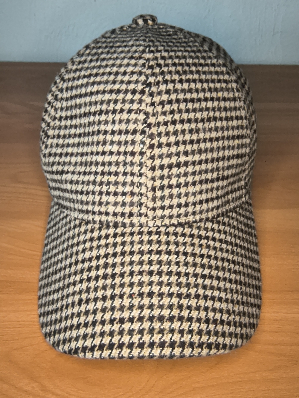 Stylish Woman's Houndstooth Style Hat